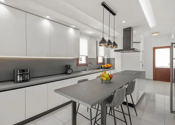 7 Min From Center - 6br With Airport Shuttle Villa